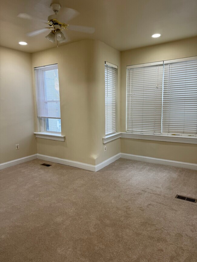 Building Photo - 760 Harvard St NW