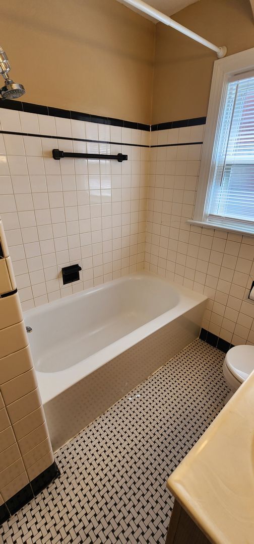 Building Photo - Welcome to this charming 3-bedroom, 2-bath...