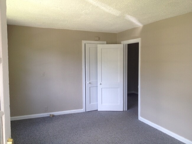 Building Photo - **AVAILABLE NOW**2 bedroom / 1 bathroom Ho...