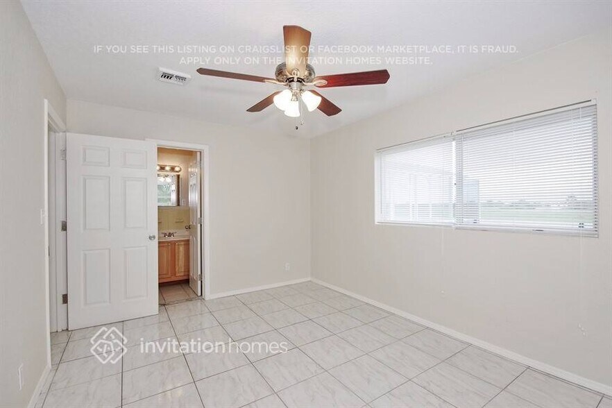 Building Photo - 3253 Little Sound Dr