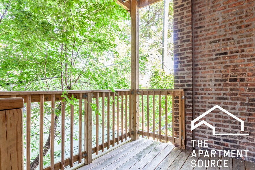 Building Photo - 732 W Roscoe St