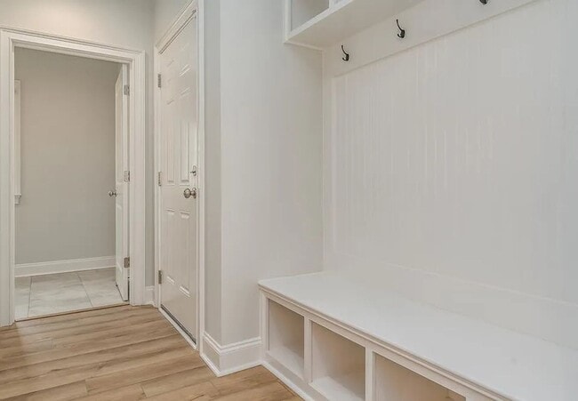 Building Photo - Beautiful 4 Bed, 2 Bath Home In Hidden Lakes!