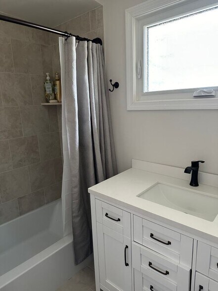 Building Photo - 1700 Hamilton Dr