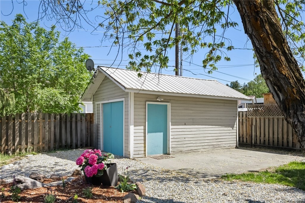 Backyard Shed - 205 S Division St