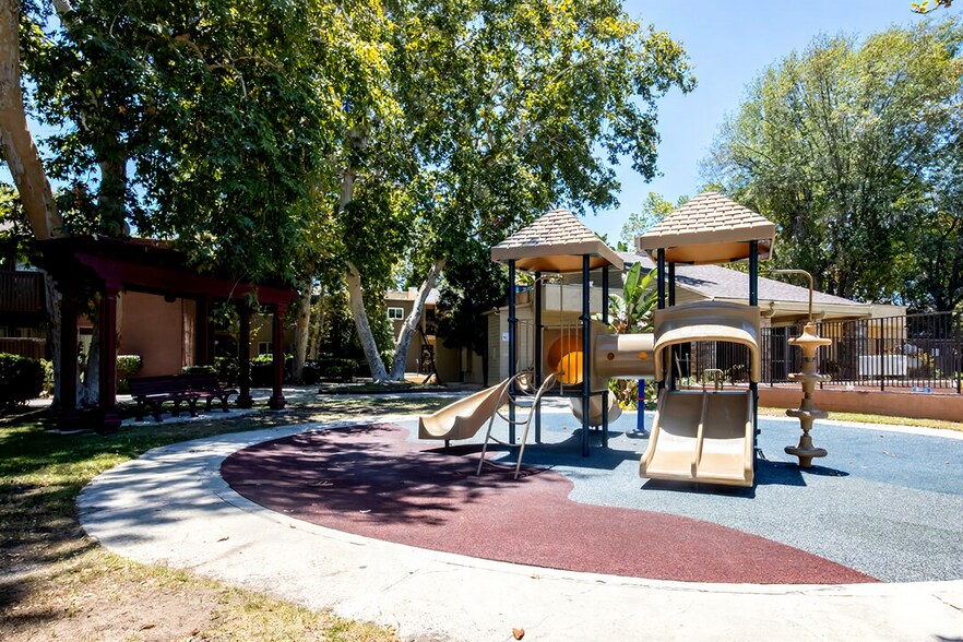 Building Photo - 18350 Hatteras St