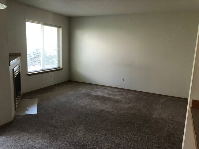 Building Photo - 5475 Glenridge Way