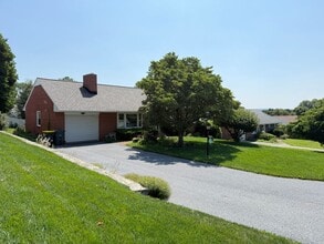 Building Photo - Well Maintained 2 Bedroom Ranch-style home - Full Size Basement!