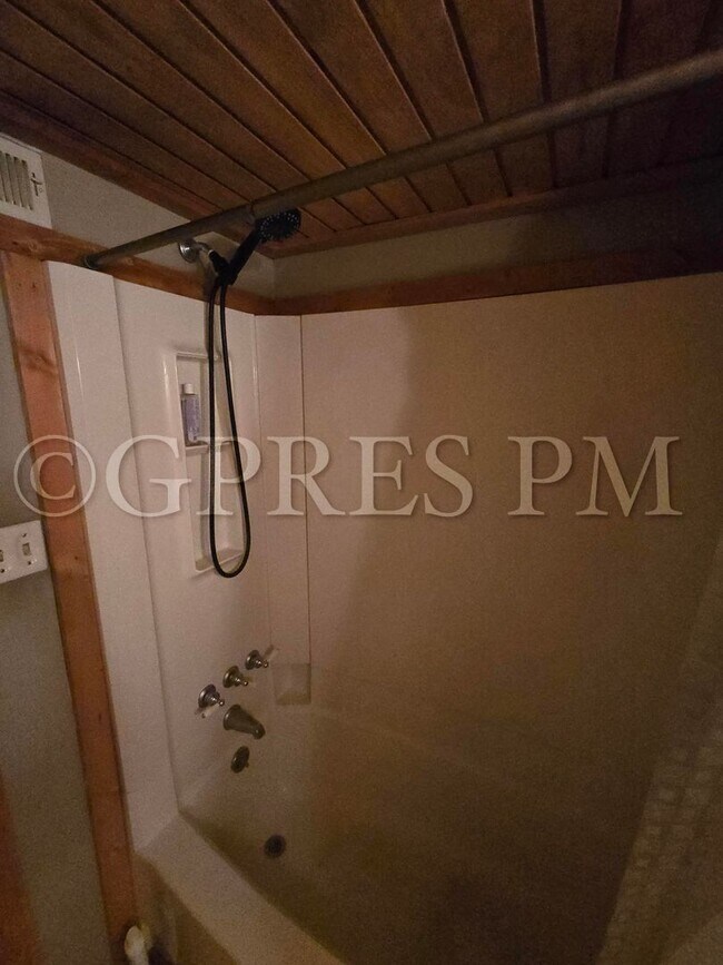 Building Photo - 100 S 13th St