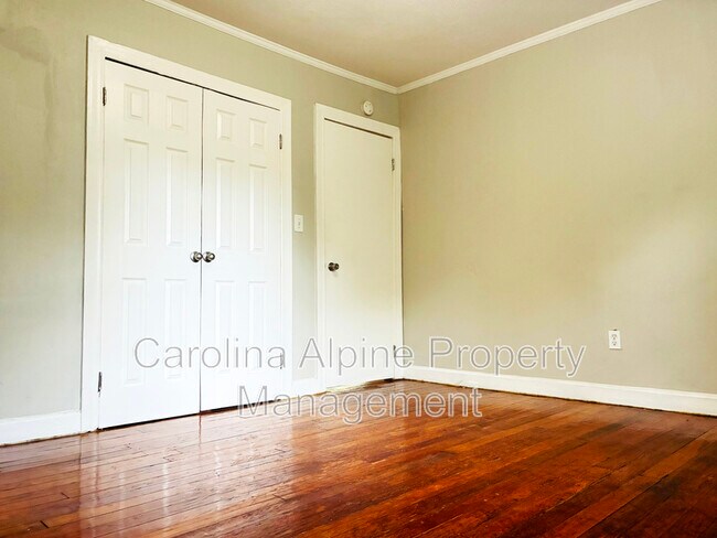 Building Photo - 1500 W Walnut Ave