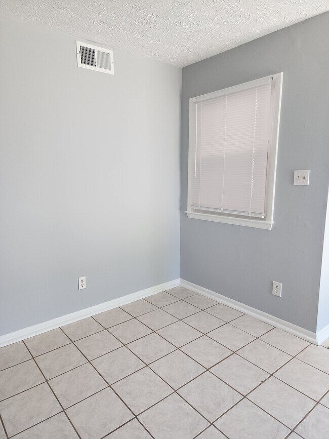 Building Photo - 2408 Crabtree Ct