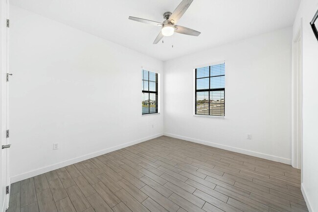 Building Photo - 601 SE Fascino Cir