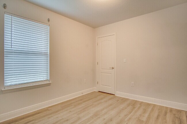 Building Photo - Beautiful North Pensacola 3BR Home with Oversized Primary Suite, Double Vanity Bath, 2-Car Garage...