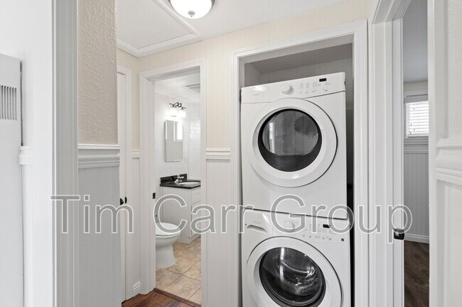 Building Photo - 235 E 18th St