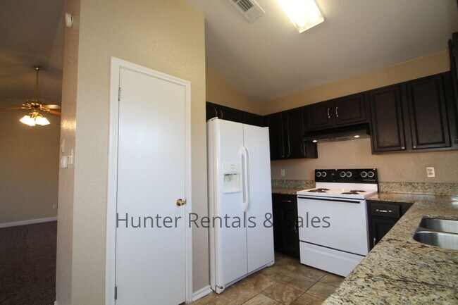Building Photo - Comfortable 3-Bedroom Home in the Stratfor...
