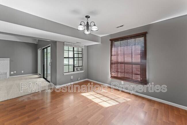 Building Photo - 3201 Creekwood Dr