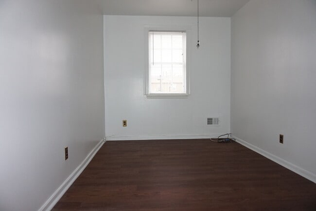 Building Photo - Charming 3 Bedroom/1 Bathroom Townhome in East Baltimore, MD!