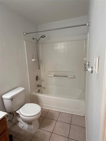 Building Photo - 809 Essex Dr