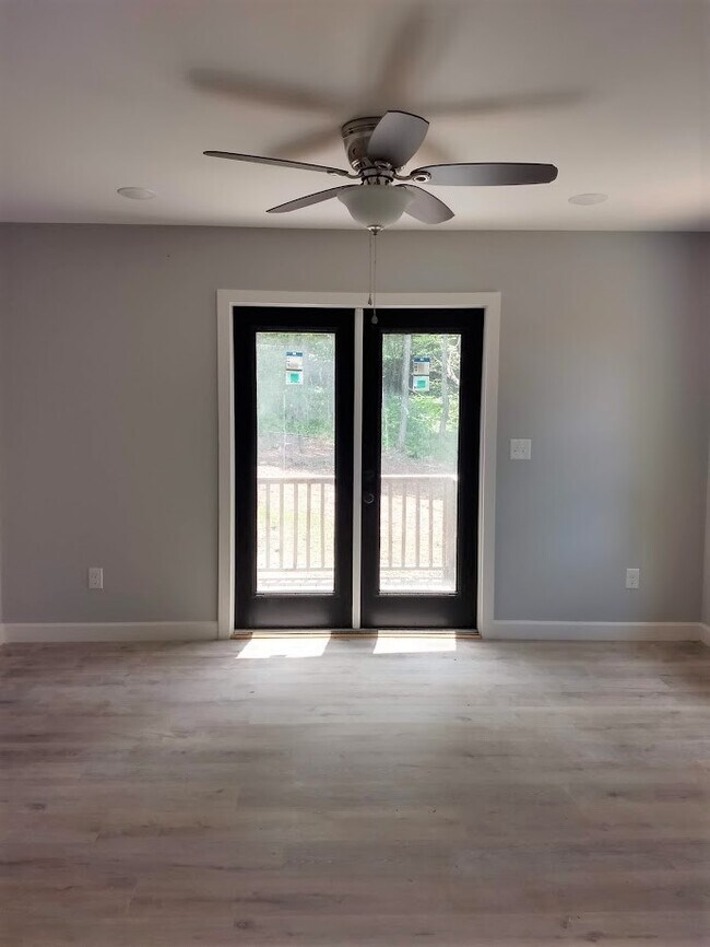 Building Photo - 557 Siever Rd
