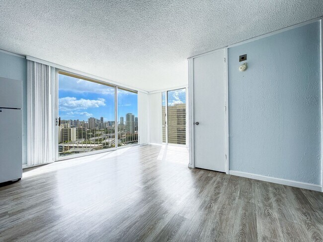 Building Photo - Centrally Located 2/1 with Parking!