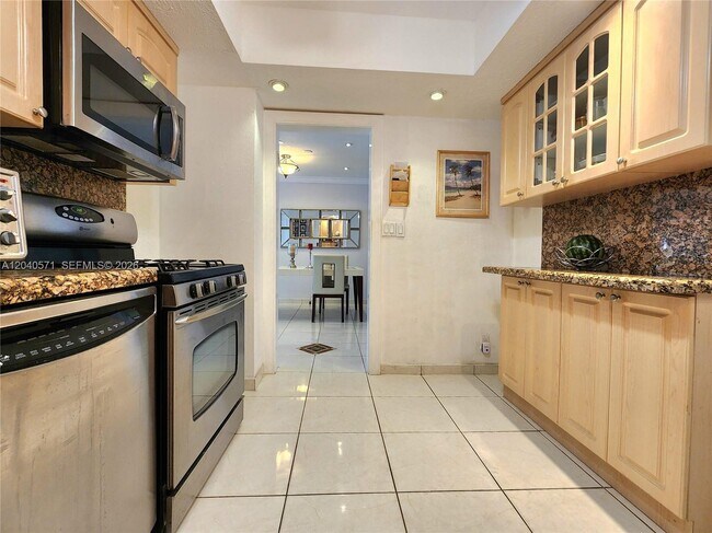 Building Photo - 2030 S Ocean Dr
