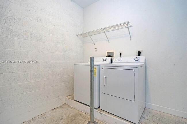 Building Photo - 1048 NE 208th St