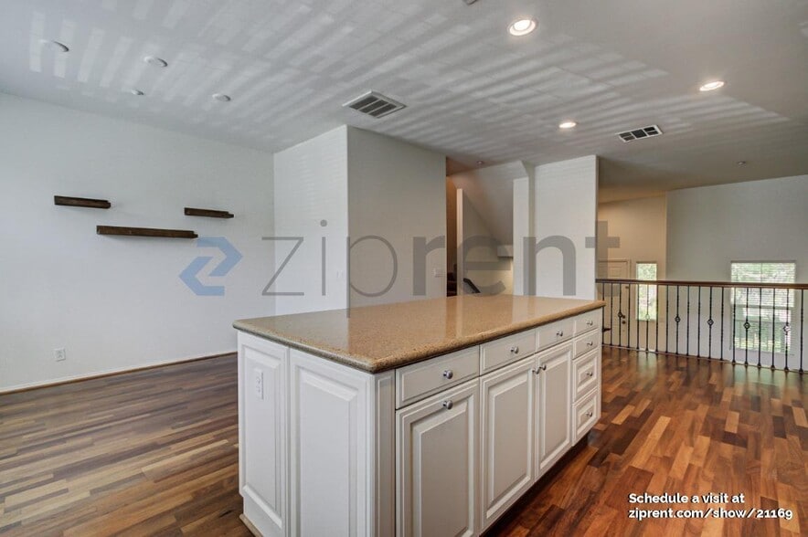 Building Photo - 39 Sheridan Ln