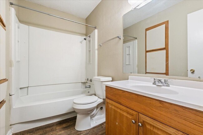 Building Photo - Hunterwood Apartments | 2-Bedroom / 1-Bath...