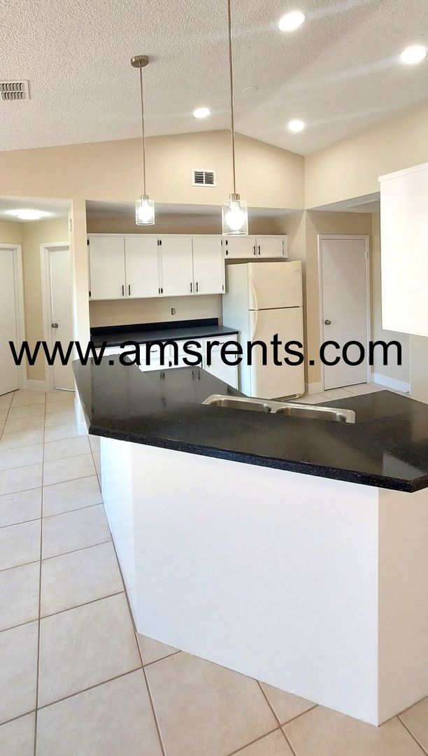 Building Photo - 4 bedroom Home in Kissimmee