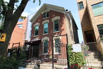 Building Photo - 825 N Hermitage Ave