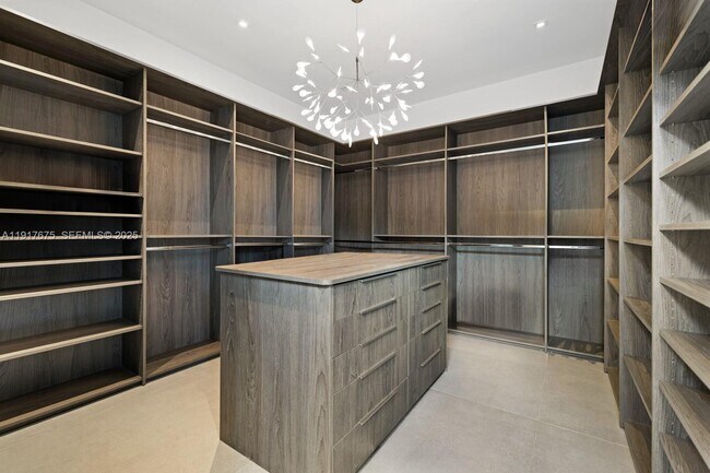 Building Photo - 1379 N Venetian Way