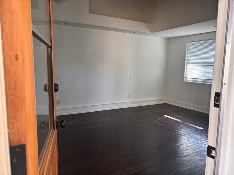 Building Photo - 7536 Lasaine Ave