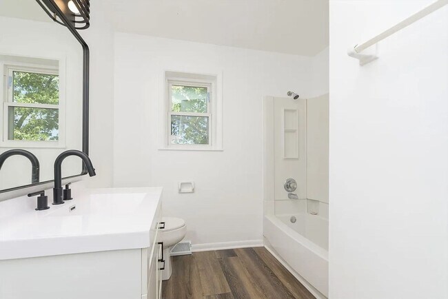 Building Photo - Renovated Duplex: Move-In Ready! 3 Bed, 1....
