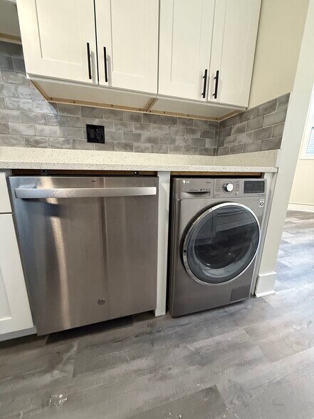 Building Photo - 3838 N Greenview Ave