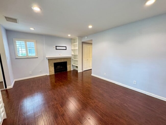 Building Photo - Gorgeous Walnut Creek Townhome 2 bedroom, 2.5 bath with 1 car garage in Sunset Park