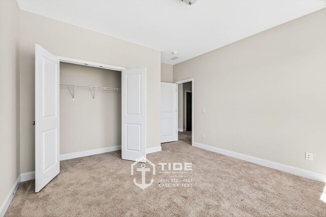 Building Photo - Modern Comfort & Easy Living in Goose Creek
