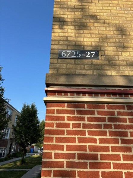 Building Photo - 6705 N California Ave