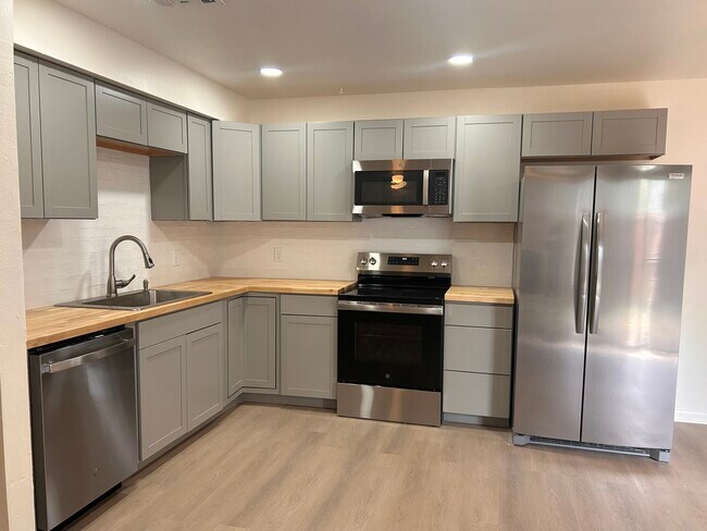 Building Photo - 5213 Everett Ln