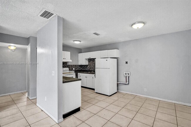 Building Photo - 5316 NW 24th Ct