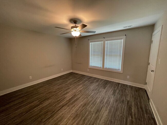 Building Photo - Gorgeous Townhome-English Commons