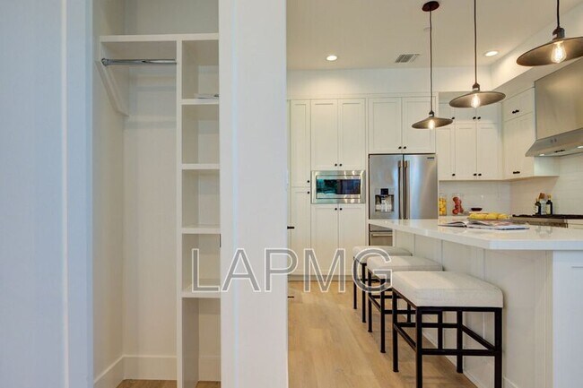 Building Photo - 6016 Comey Ave