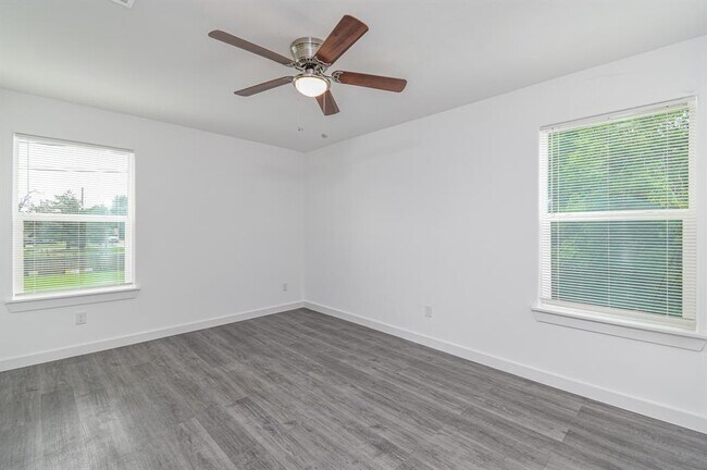 Building Photo - 7802 Crestview Dr