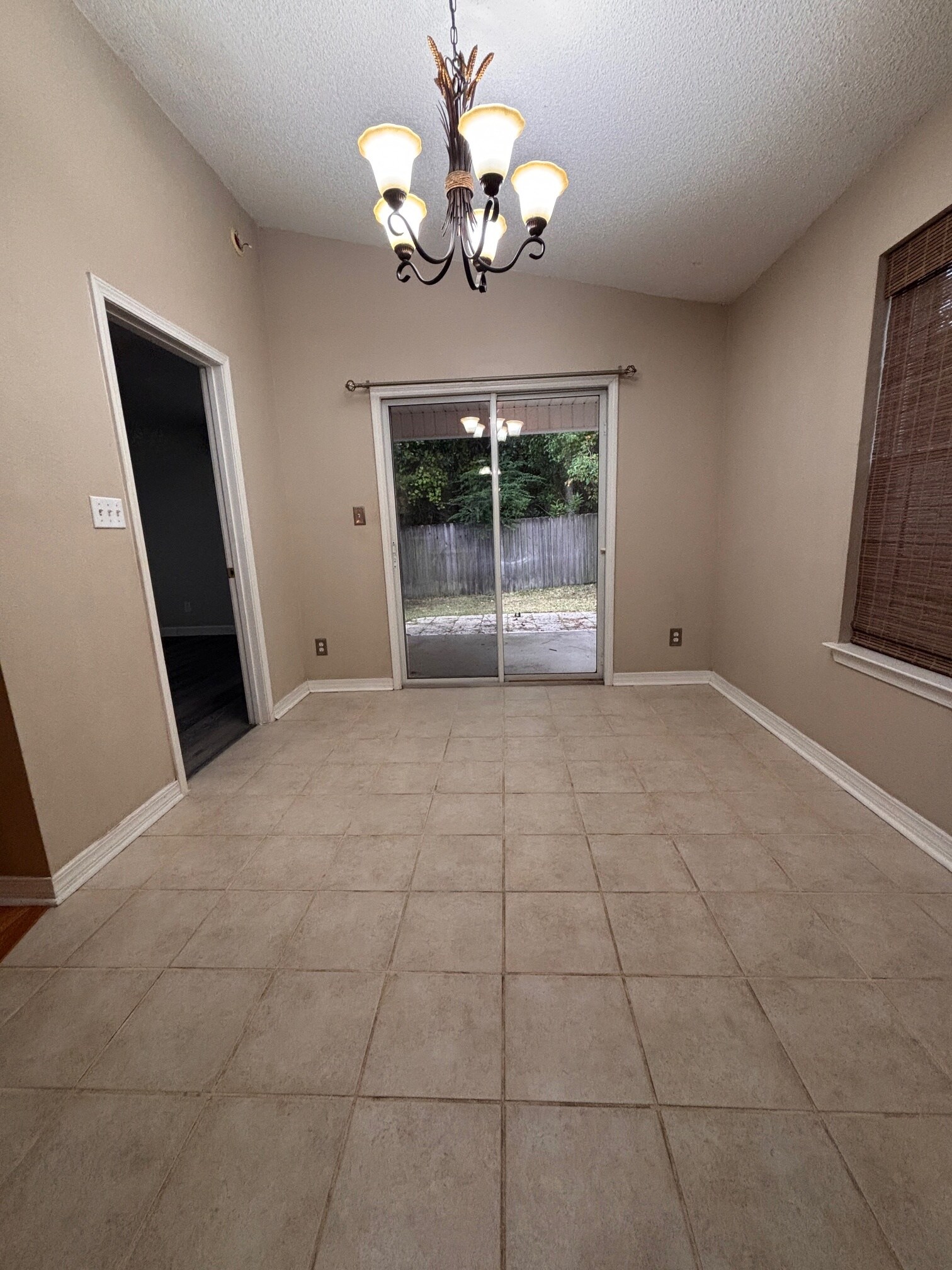 Dining - 2517 Gulf Breeze Ave