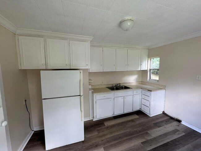 Building Photo - Historic District 2BR/1BA Home Built For Q...