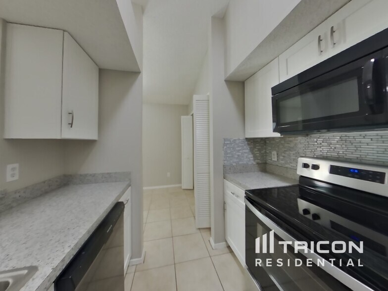Building Photo - 9574 Villiers Dr N