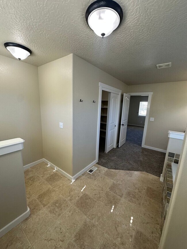 Building Photo - New Carpet! Super Meridian Location!!! Man...