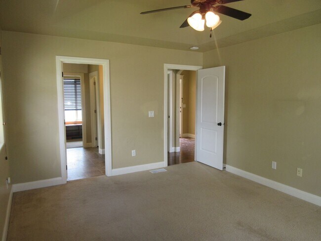 Building Photo - Move-In Bonus!!! 5 bedroom, 3 bath Single Family Home