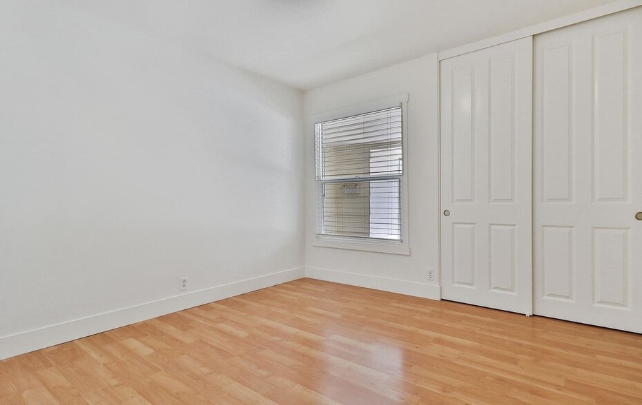 Building Photo - 1917 Hobart Dr