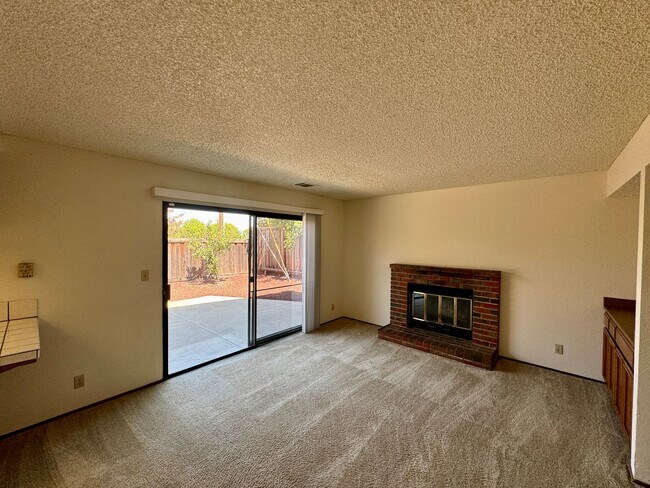 Building Photo - Spacious Home Located in the Desired Diabl...