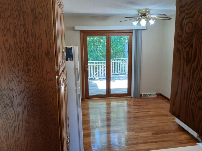 Building Photo - 3 bedrooms, 2.5 bathrooms, 2 car garage, with bonus flex room!