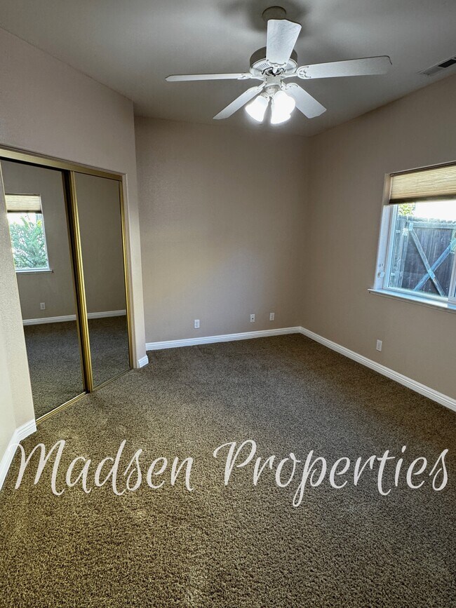 Building Photo - 121 Hart Ln